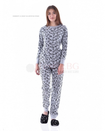 Памучна дамска пижама дълъг ръкав с маншети в десен на букви